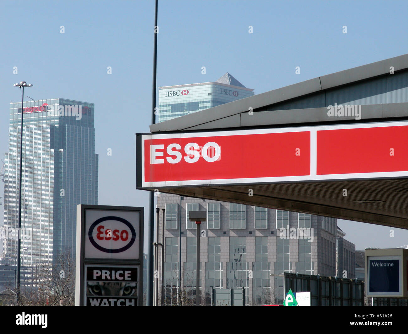 Esso Tankstelle corporate branding Zeichen, East London, 2002. Stockfoto