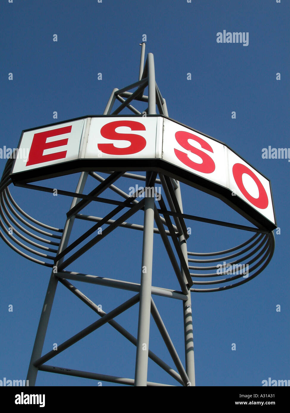 Esso Tankstelle corporate branding Zeichen, East London, 2002. Stockfoto