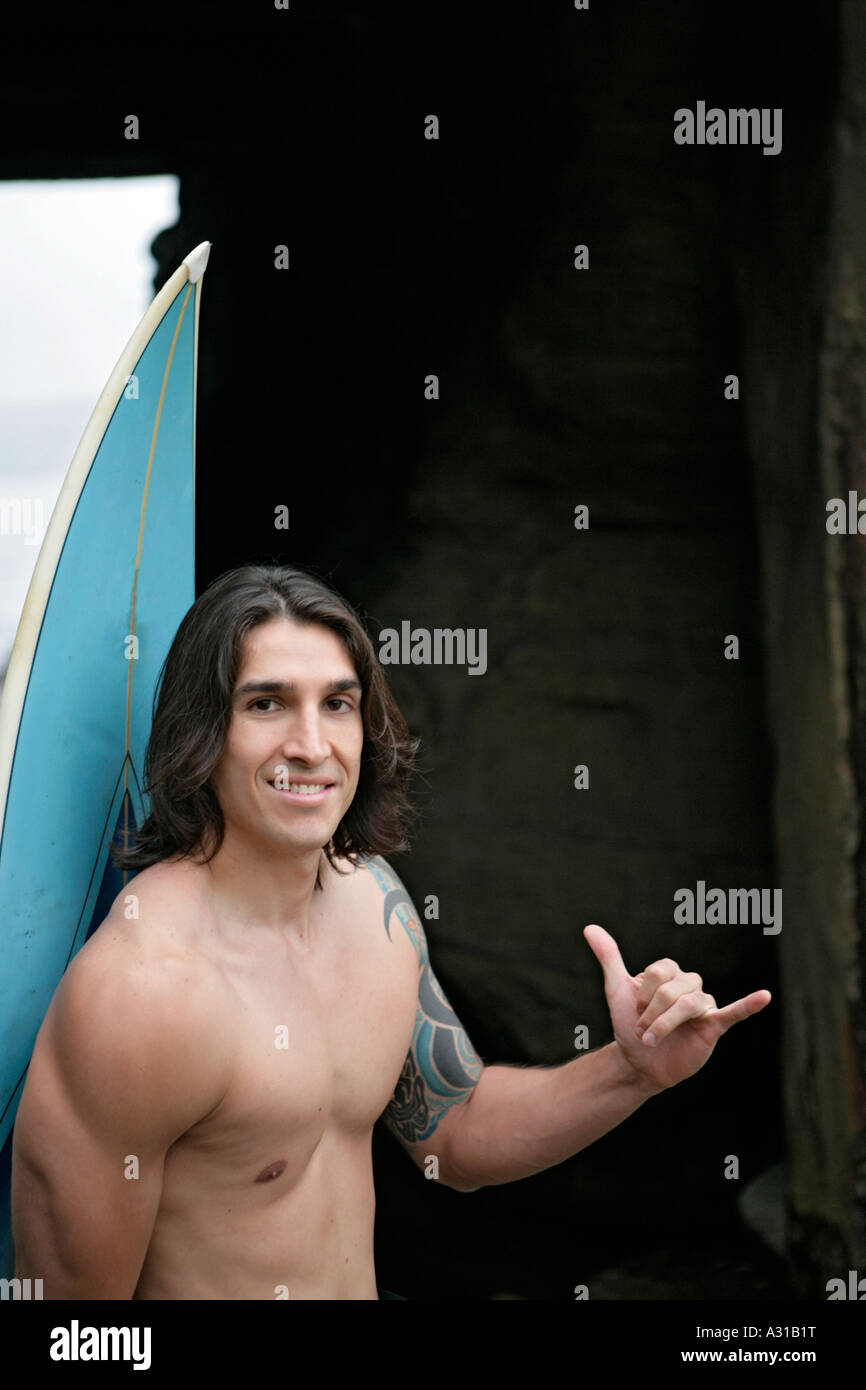 Ansicht eines jungen Mannes mit einem Surfbrett. Stockfoto