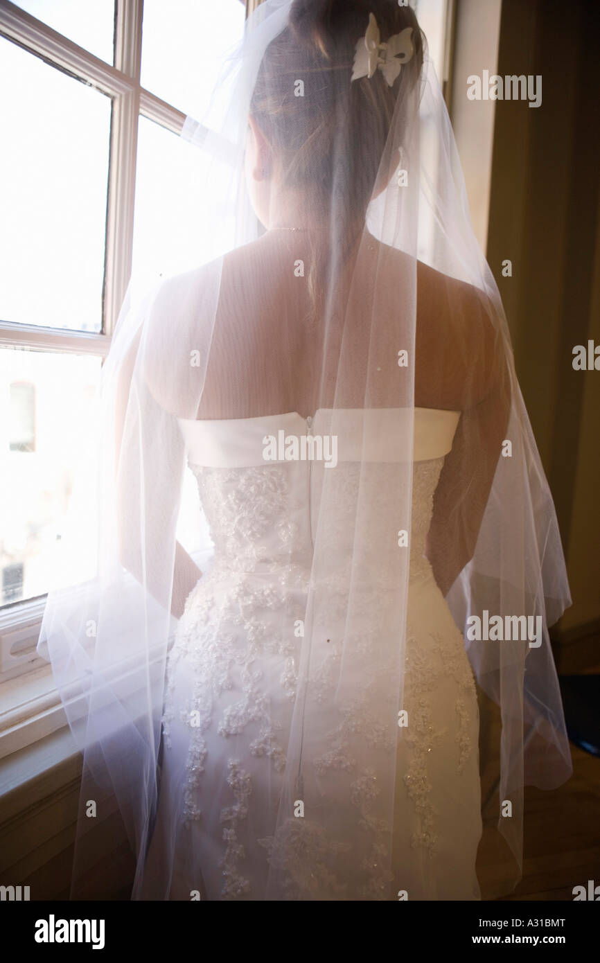 Braut aus Fenster Stockfoto