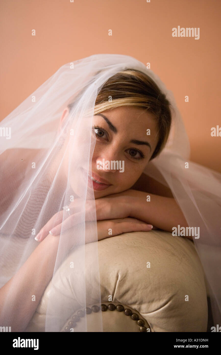 Porträt der Braut stützte sich auf Ledersofa Stockfoto