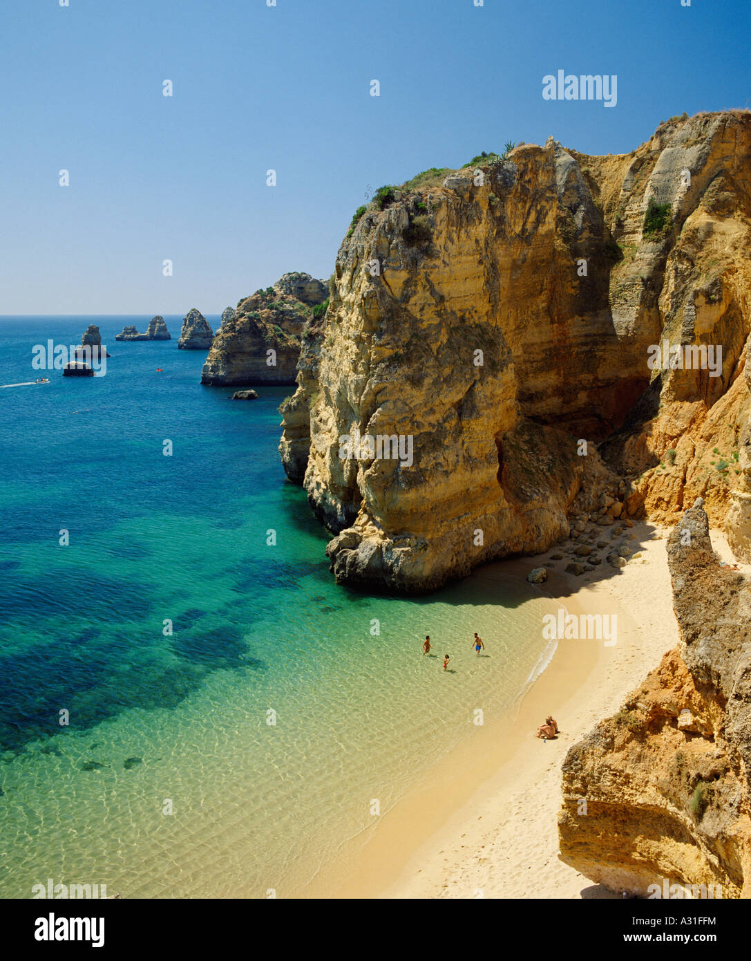 In der Nähe von Lagos Praia de Dona Ana Blick von den Klippen der Algarve Portugal Stockfoto