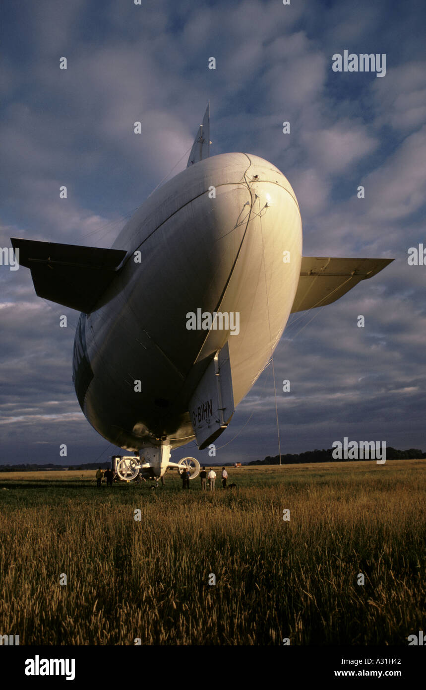 Luftschiff in einem Feld Stockfoto