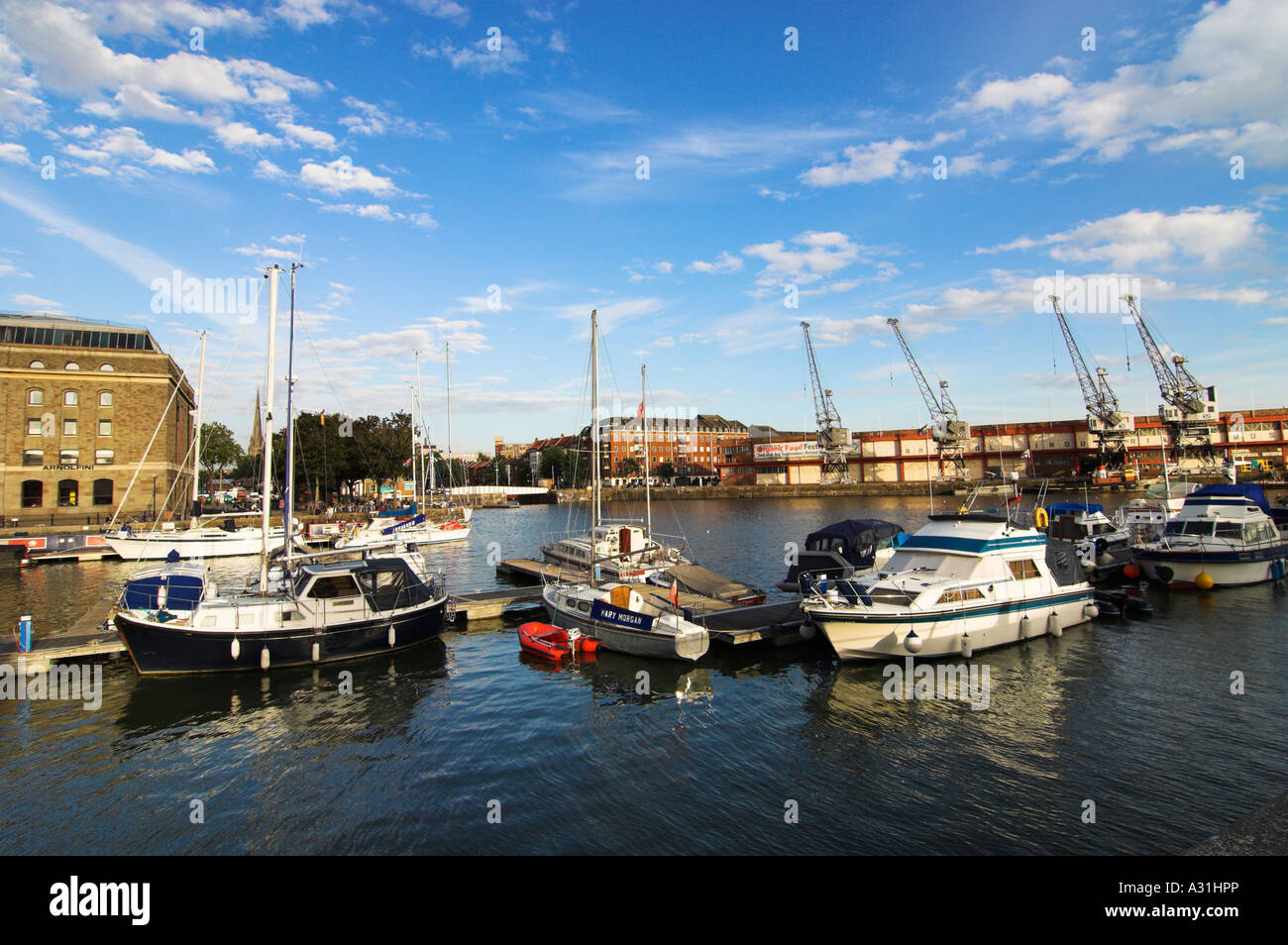 Bristol Stadtzentrum Floating Harbour mit Freizeitbooten und Industriemuseum im Hintergrund Stockfoto