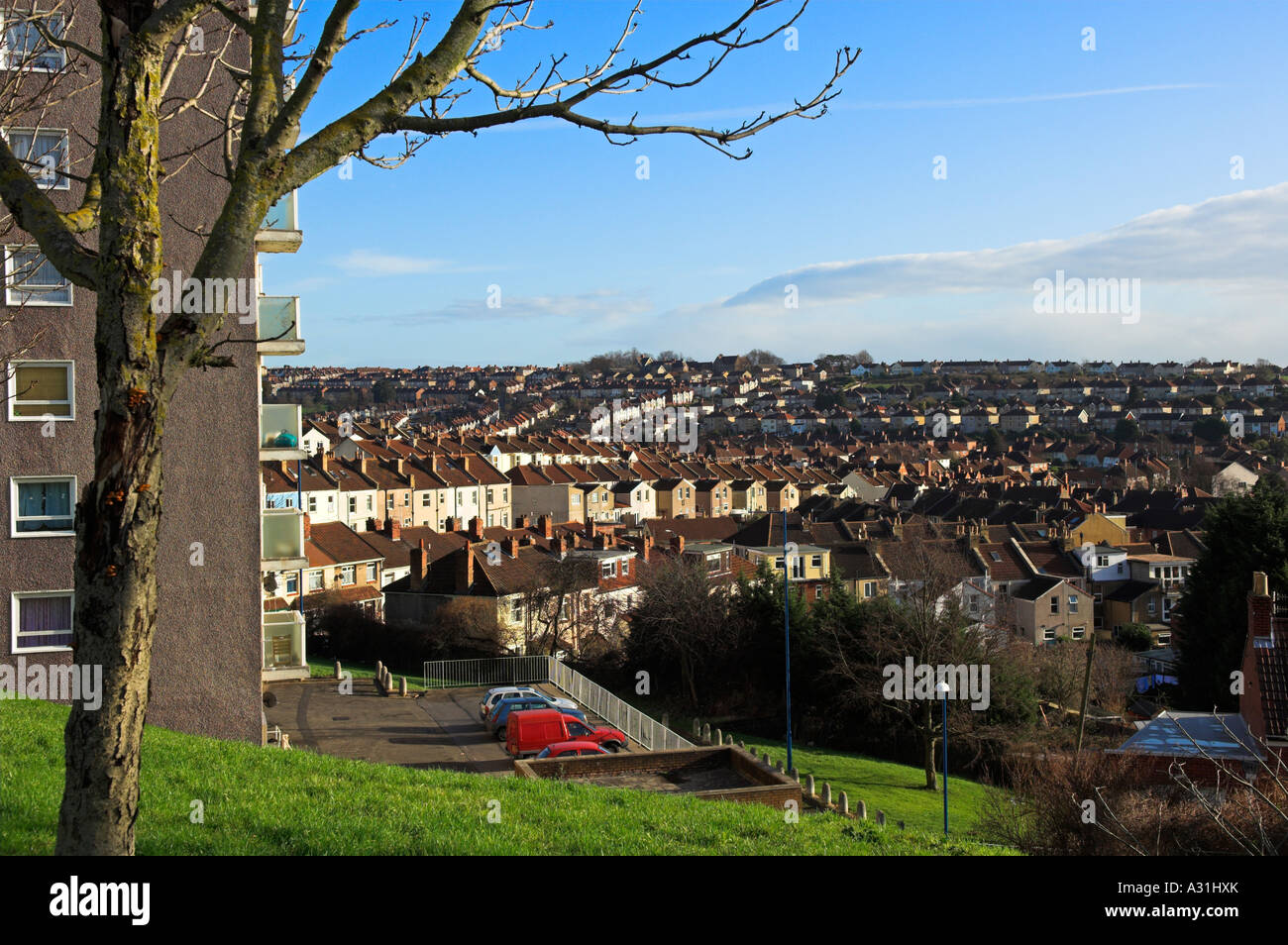 Hochhaus mit Blick auf Zeilen des Zeitraums Reihenhäuser in Vorstadt Windmühle Hügel Bristol UK Stockfoto