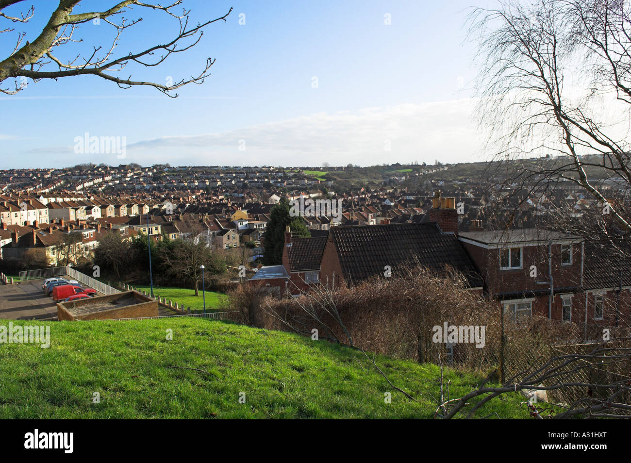 Mit Blick auf Zeilen des Zeitraums Reihenhäuser in Filwood Park und Knowle Vororten von Windmill Hill Bristol UK Stockfoto
