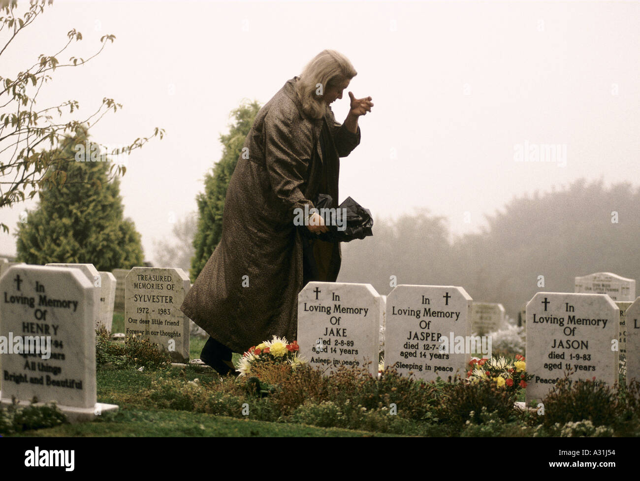Frau, die weinend in Tierfriedhof Yorkshire auf Wiedersehen lieber Freund Stockfoto