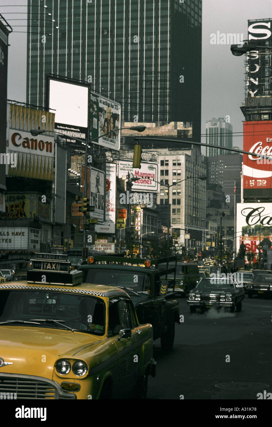 Bodenhöhe Straßenszene von Manhattan Insel New York Skyscarpers Gebäude gelben Taxi cab Verkehr Dampf steigt aus dem Autowerbung für Coca Cola Canon sony Stockfoto