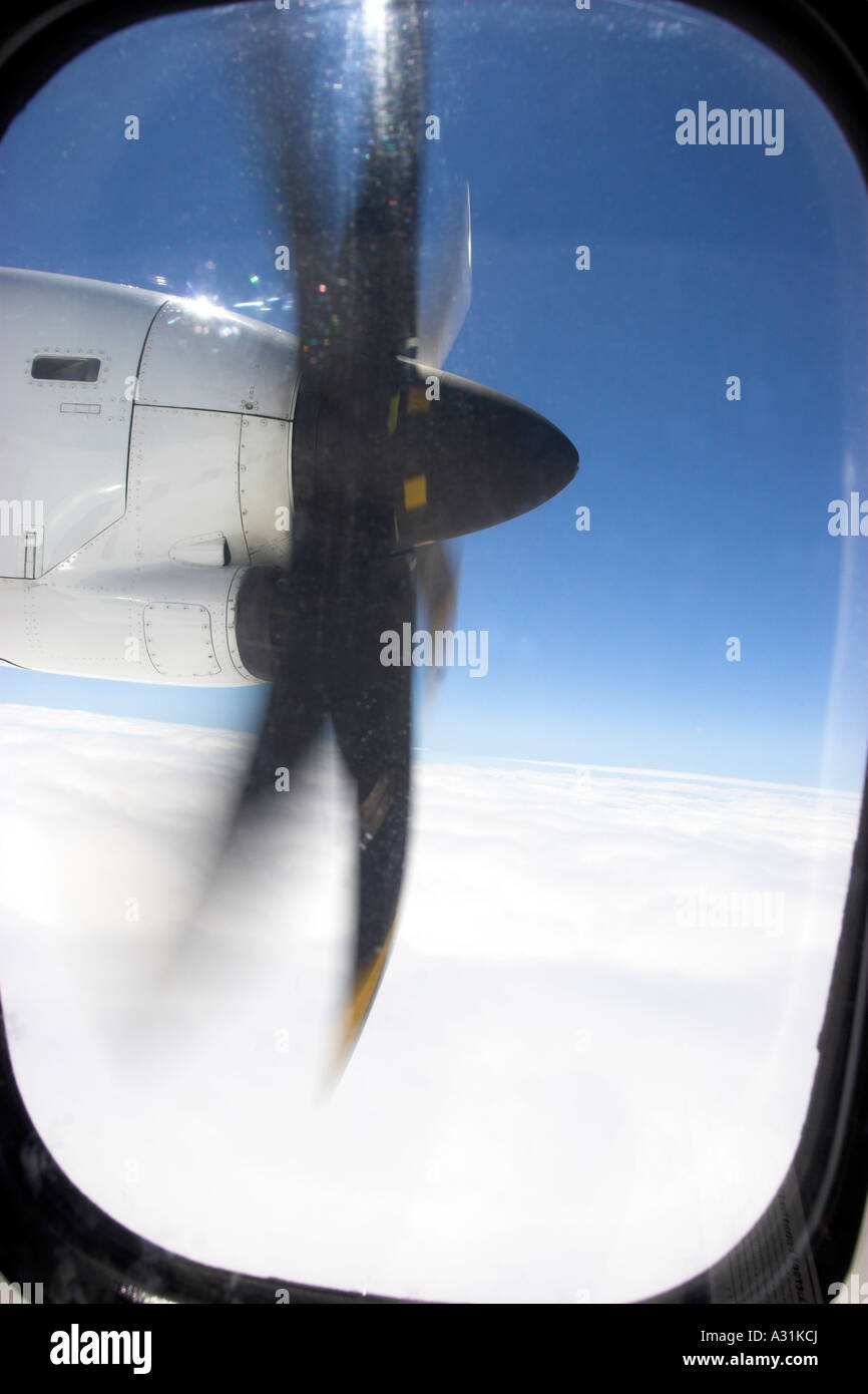 Blick durch das Fenster des Turboprop-Motors in einem Aerospatiale ATR72-Flugzeug von Air New Zealand betrieben. Stockfoto