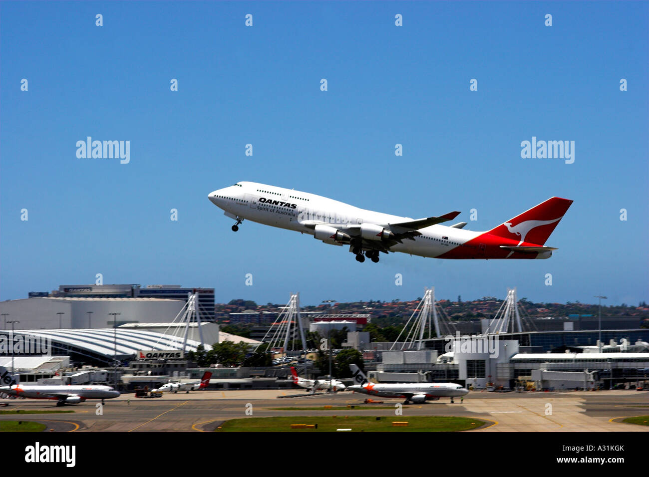 Ein Qantas Jumbo747 Flugzeuge Einnahme des internationalen Flughafen Sydney. Australien. Stockfoto