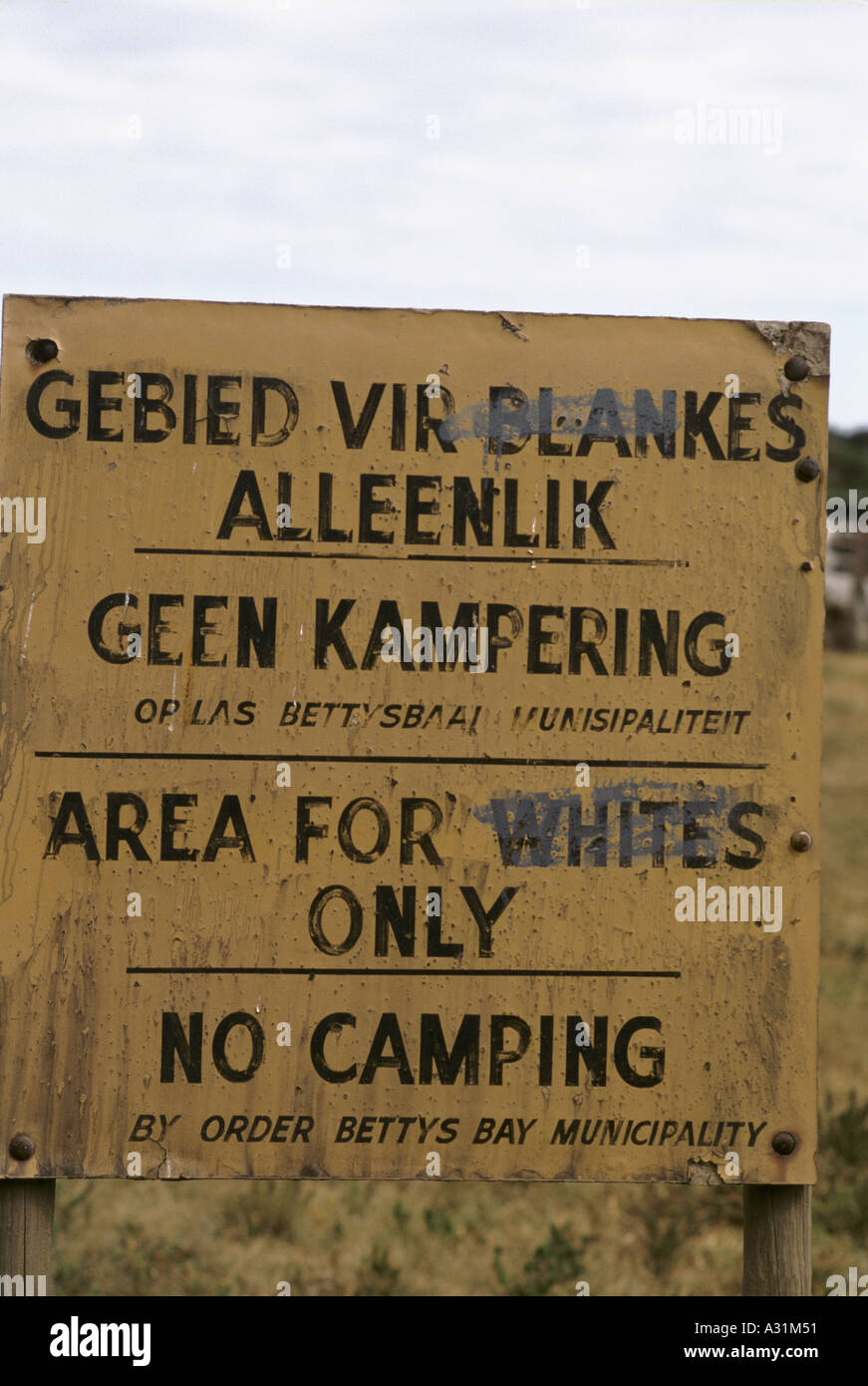 Mikrokosmos der Kleinmond Südafrika der Apartheid ein Zeichen bei Betty s bay in Englisch Afrikaans Bereich für die weißen nur kein Campingplatz 1988 Stockfoto