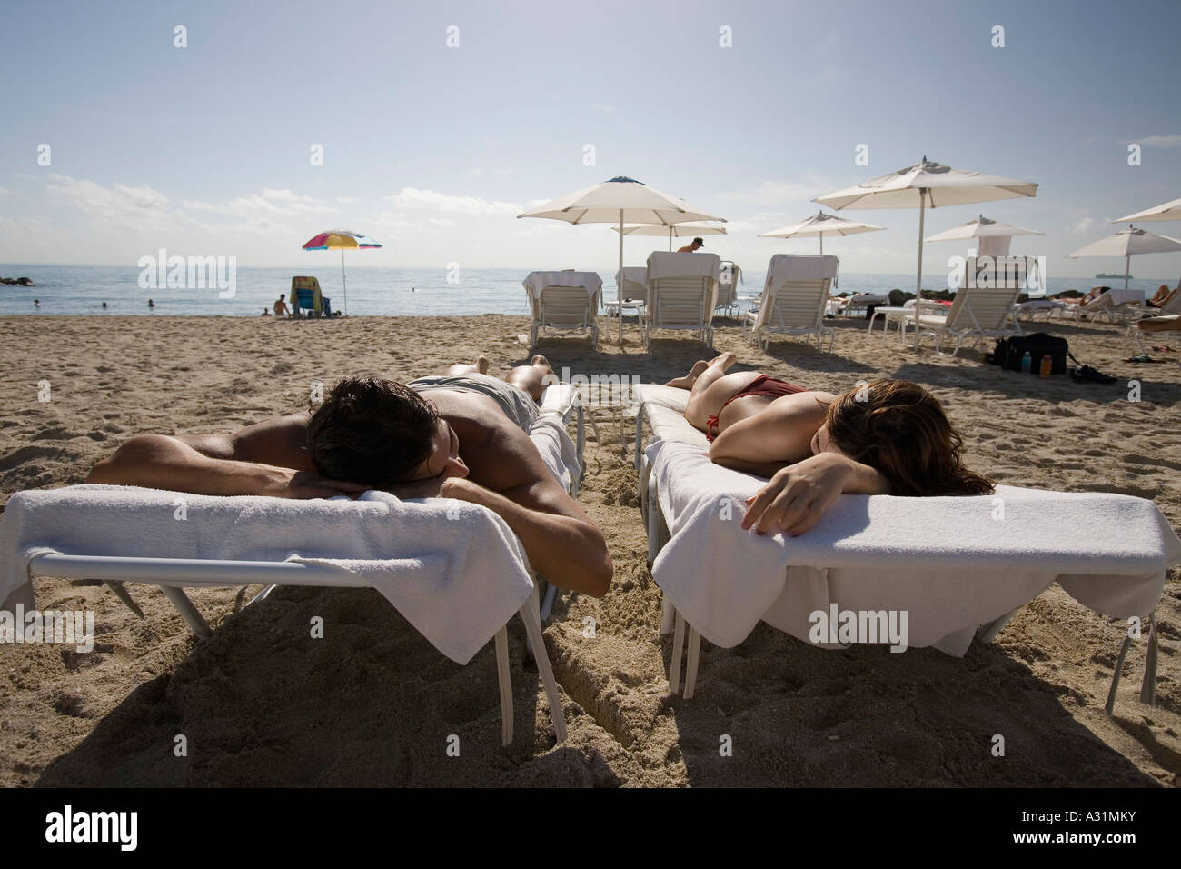 Paar am Strand Sonnenbaden Stockfoto