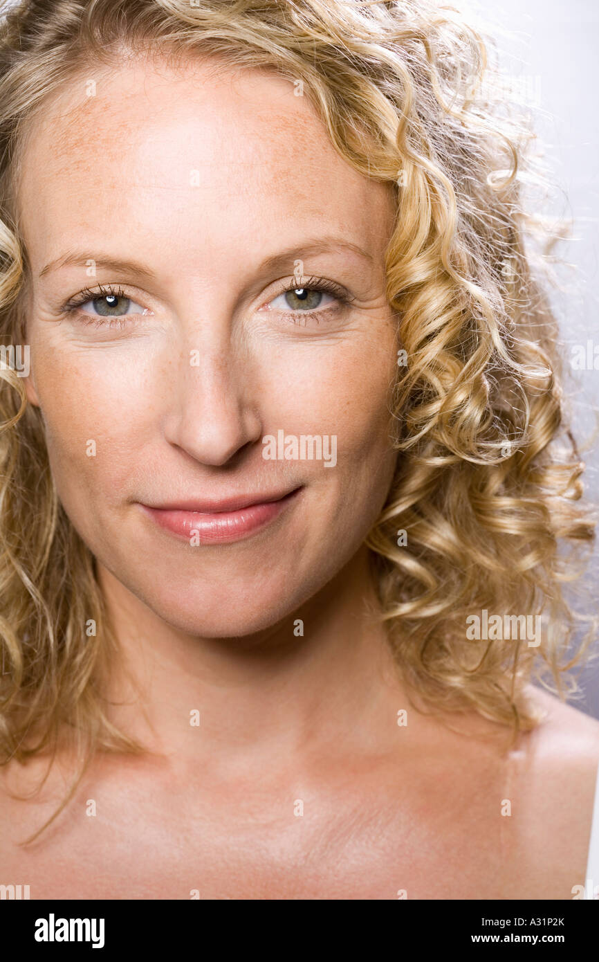 Porträt von Mitte Erwachsene Frau lächelnd Stockfoto