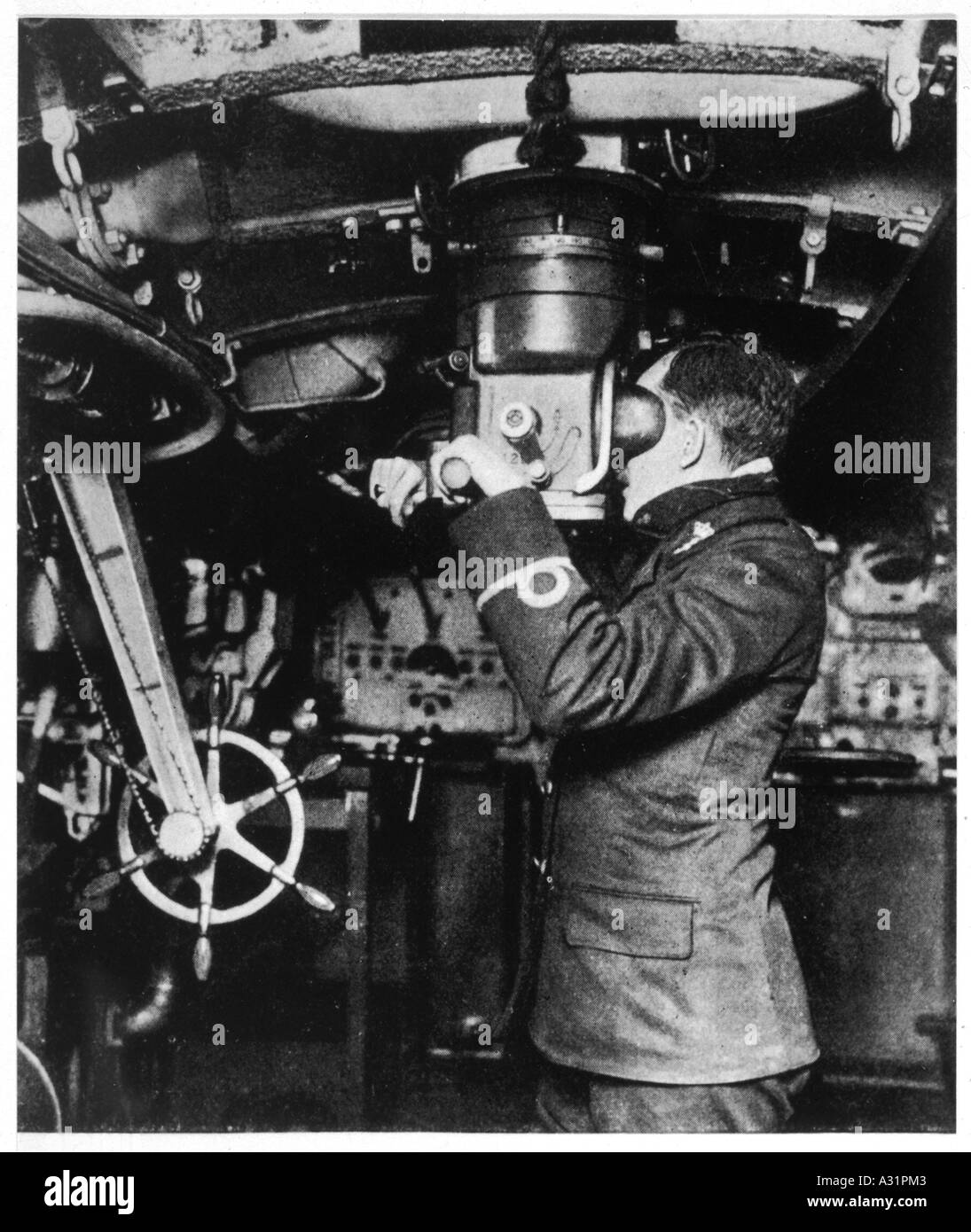 Das U-Boot-Fernrohr eines Unterwasserboots durchbricht die Wasseroberfläche.