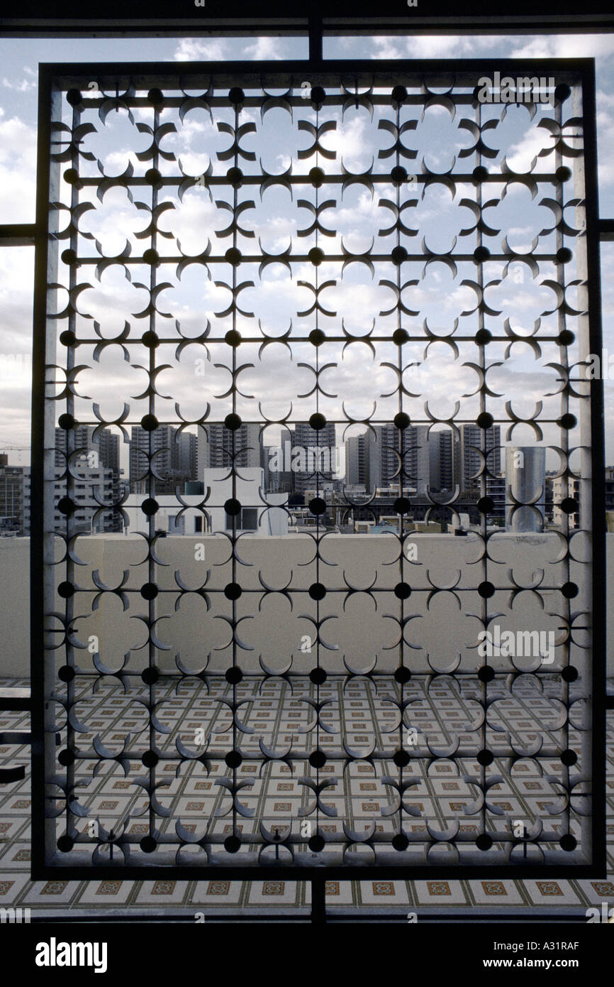 Nahen Ostens vergitterten Eisenwerk auf eine Tür in Saudi Arabien Stockfoto