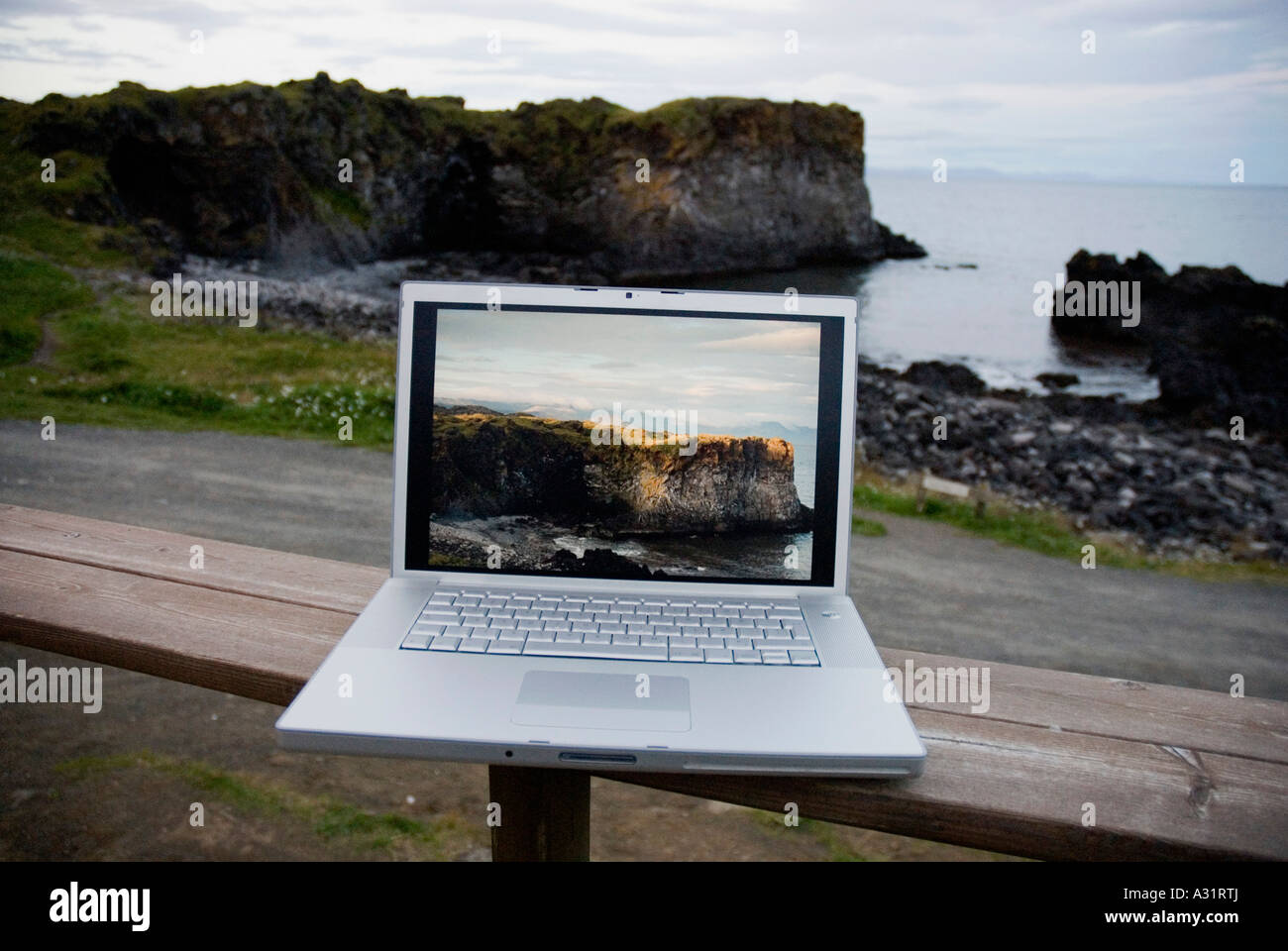 Laptop-Bildschirm zeigt Foto Landschaft hinter Stockfoto