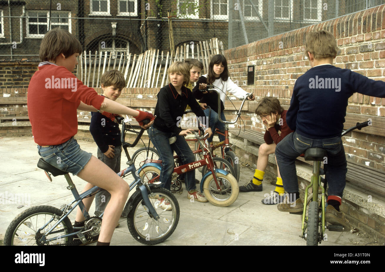 Historisches Bild der jungen auf Fahrrädern in den siebziger Jahren Stockfoto