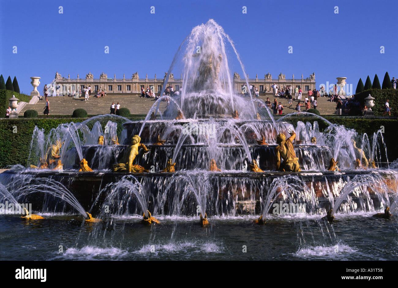 Einer der vielen Brunnen in den Gärten des Schlosses von Versailles in Frankreich Stockfoto