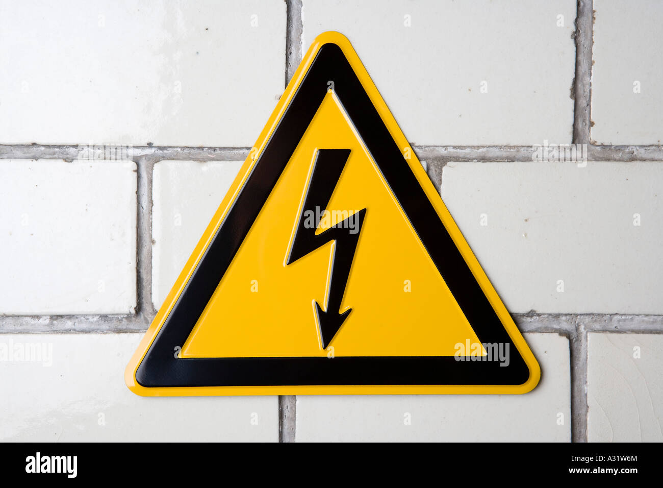 Hochspannungs-Warnschild Stockfoto