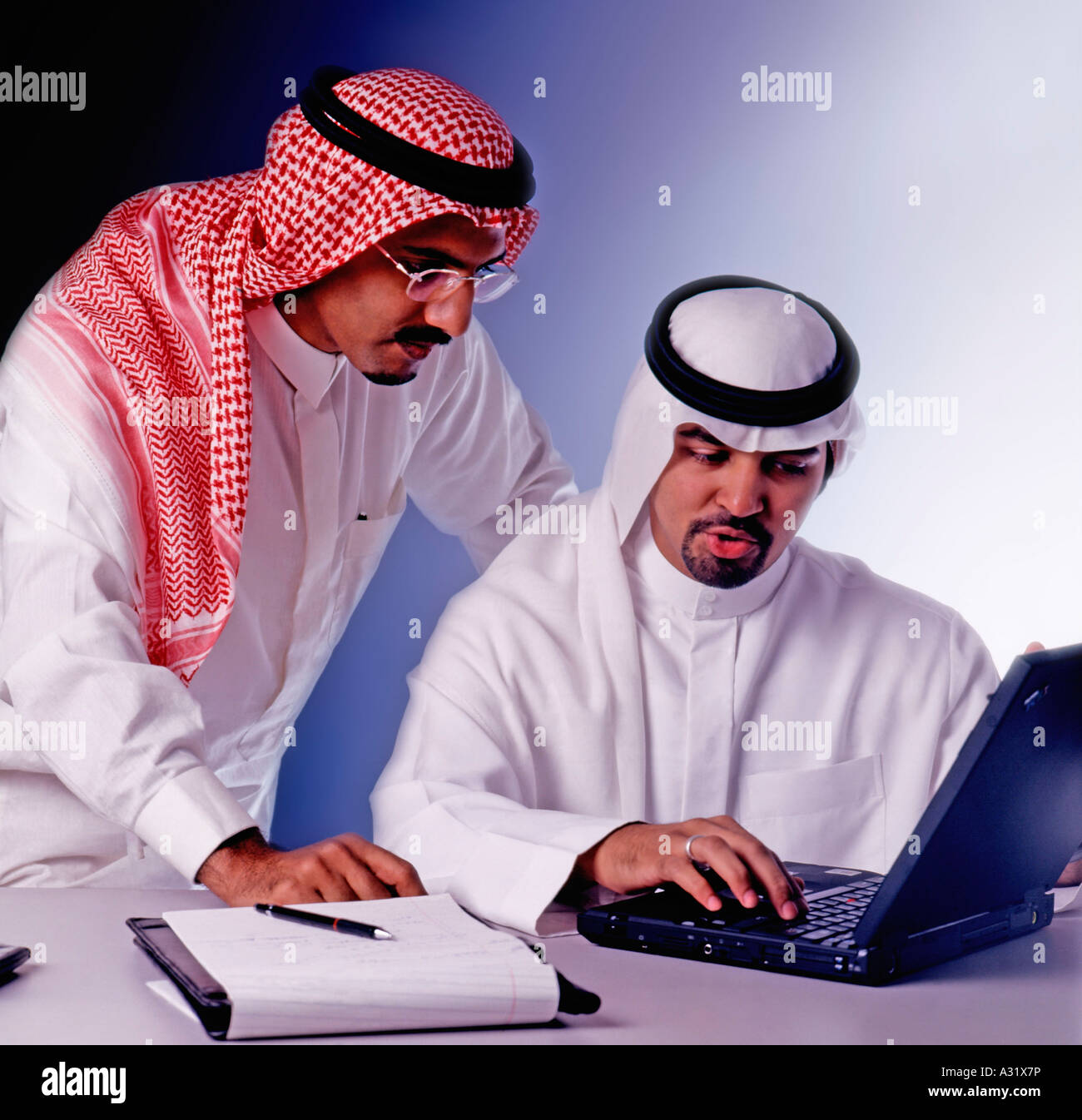 Zwei saudische Männer um einen laptop Stockfoto