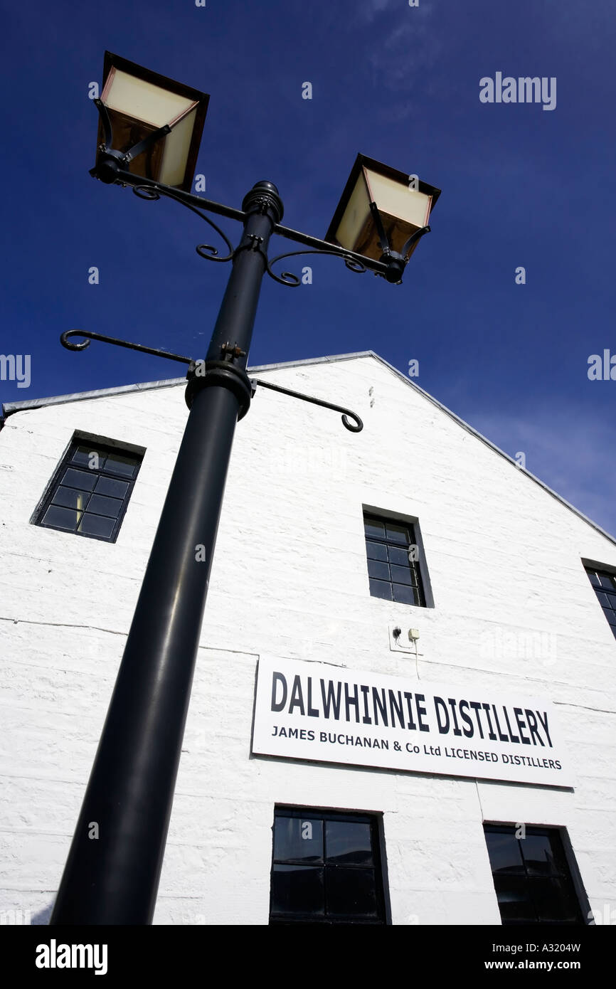 Straßenbeleuchtung in der Dalwhinnie Whisky-Destillerie in Schottland Stockfoto