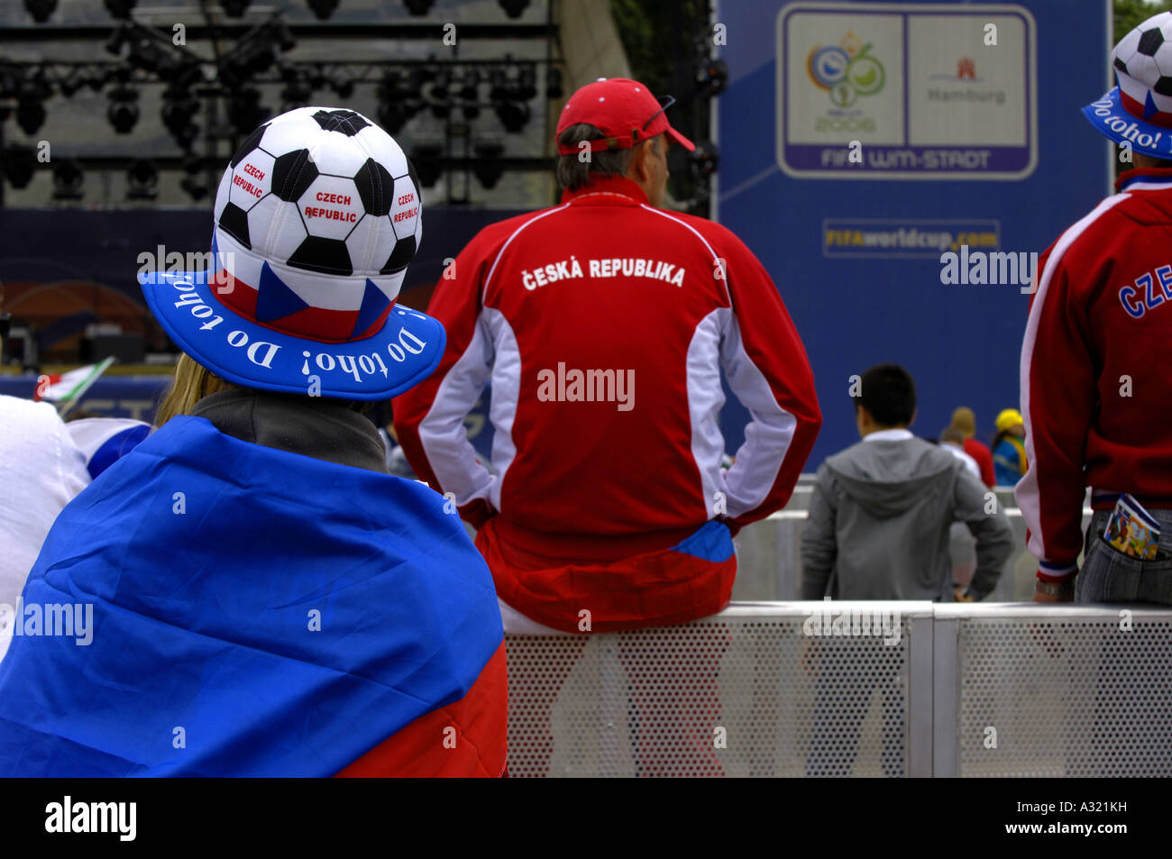 Hamburg Fanfest Tschechien Shirt Rückseite Hut deutsche Fans Anhänger Deutschland Nationalmannschaft redaktionelle Stadion WM 2006 deut Stockfoto