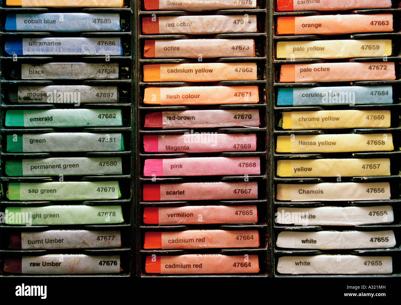 Reihen von Multi farbige Kreide Stockfoto