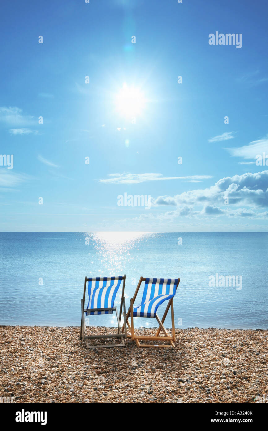 zwei Liegestühle am Strand von brighton Stockfoto