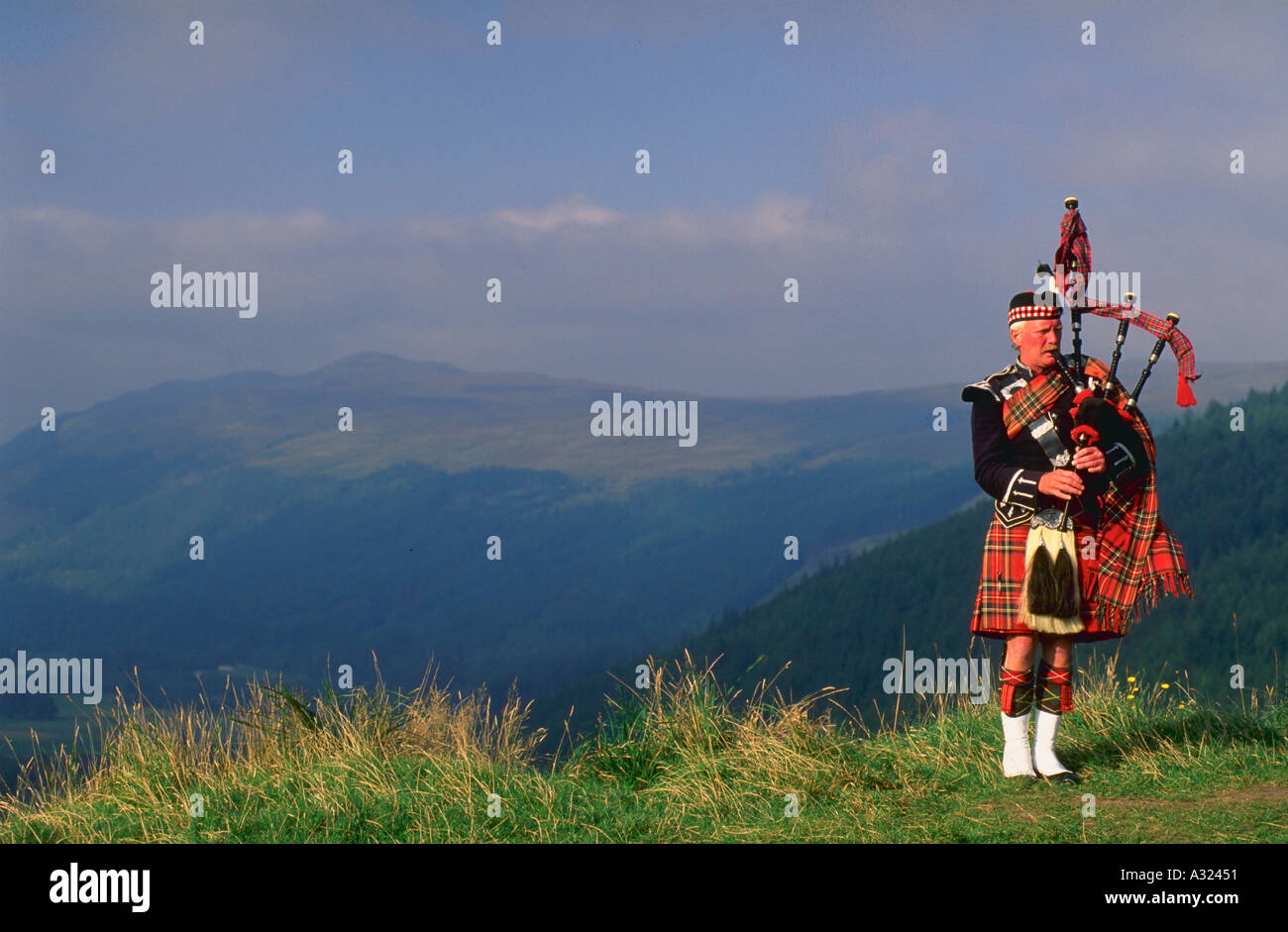 Schottischen Highlands Dudelsackspieler in der Nähe von Loch Broom Schottland Stockfoto