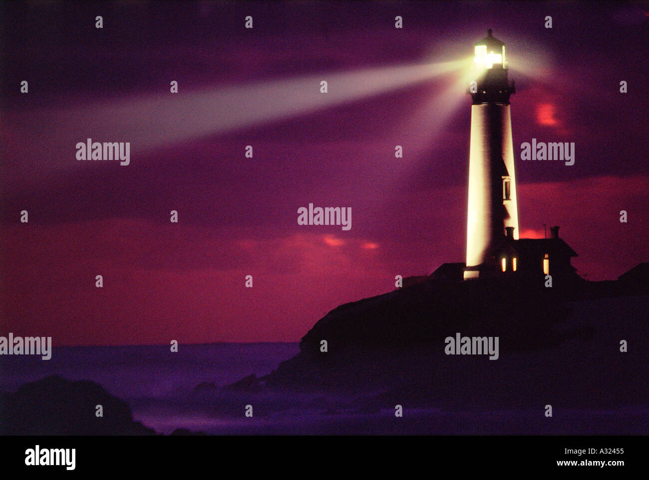 Lichtstrahlen Strahlen von Pigeon Point Leuchtturm gegen dunkel lila Himmel bei Nacht California Stockfoto