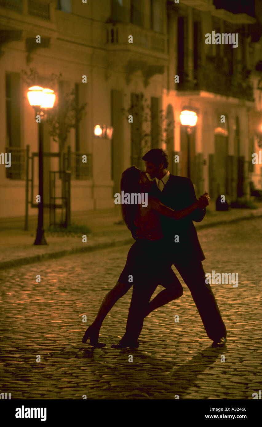 Paar leidenschaftlich tanzen den Tango unter Straßenlaternen auf eine gepflasterte Straße in San Telmo-Buenos Aires-Argentinien Stockfoto