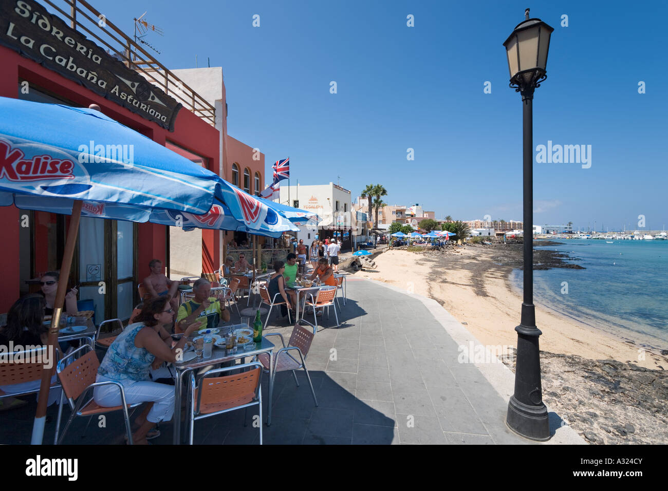 Strand, Promenade und Café im Resort im Zentrum, Corralejo, Fuerteventura, Kanarische Inseln, Spanien Stockfoto