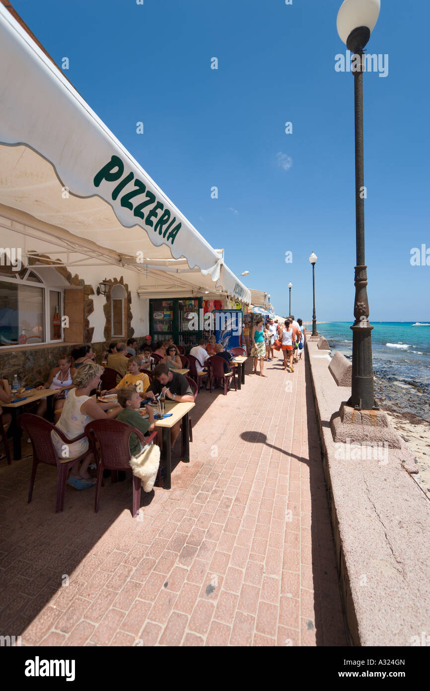 Restaurant am Meer und Geschäften in der Altstadt, Jandia (Morro Jable), Fuerteventura, Kanarische Inseln, Spanien Stockfoto