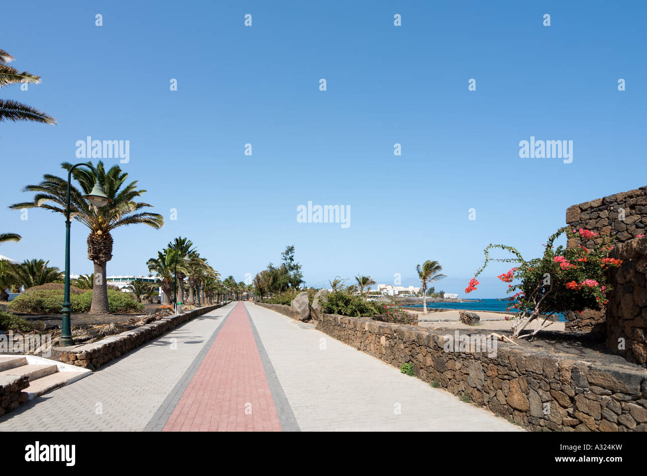 Promenade und Strand, Playa Bastian, Costa Teguise, Lanzarote, Kanarische Inseln, Spanien Stockfoto