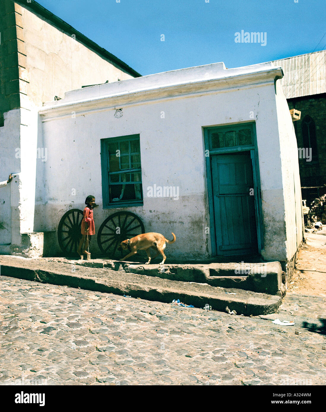 Junges Mädchen auf hausgemachte Blechdose Stelzen, District Six, Cape Town, South Africa (1970) Stockfoto