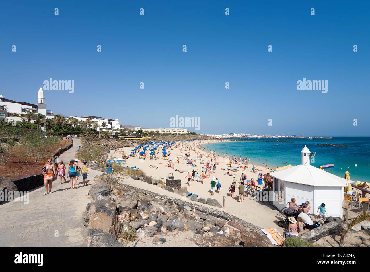 Promenade und Hauptstrand Playa Blanca, Lanzarote, Kanarische Inseln, Spanien Stockfoto