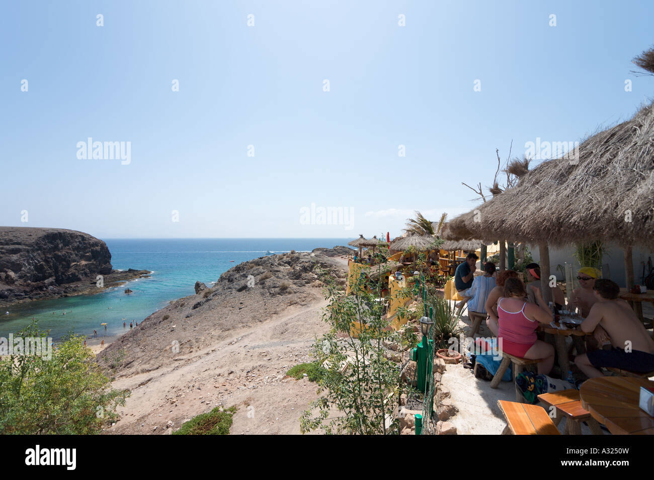 Klippe Restaurant, Playa de Papagayo, in der Nähe von Playa Blanca, Lanzarote, Kanarische Inseln, Spanien Stockfoto