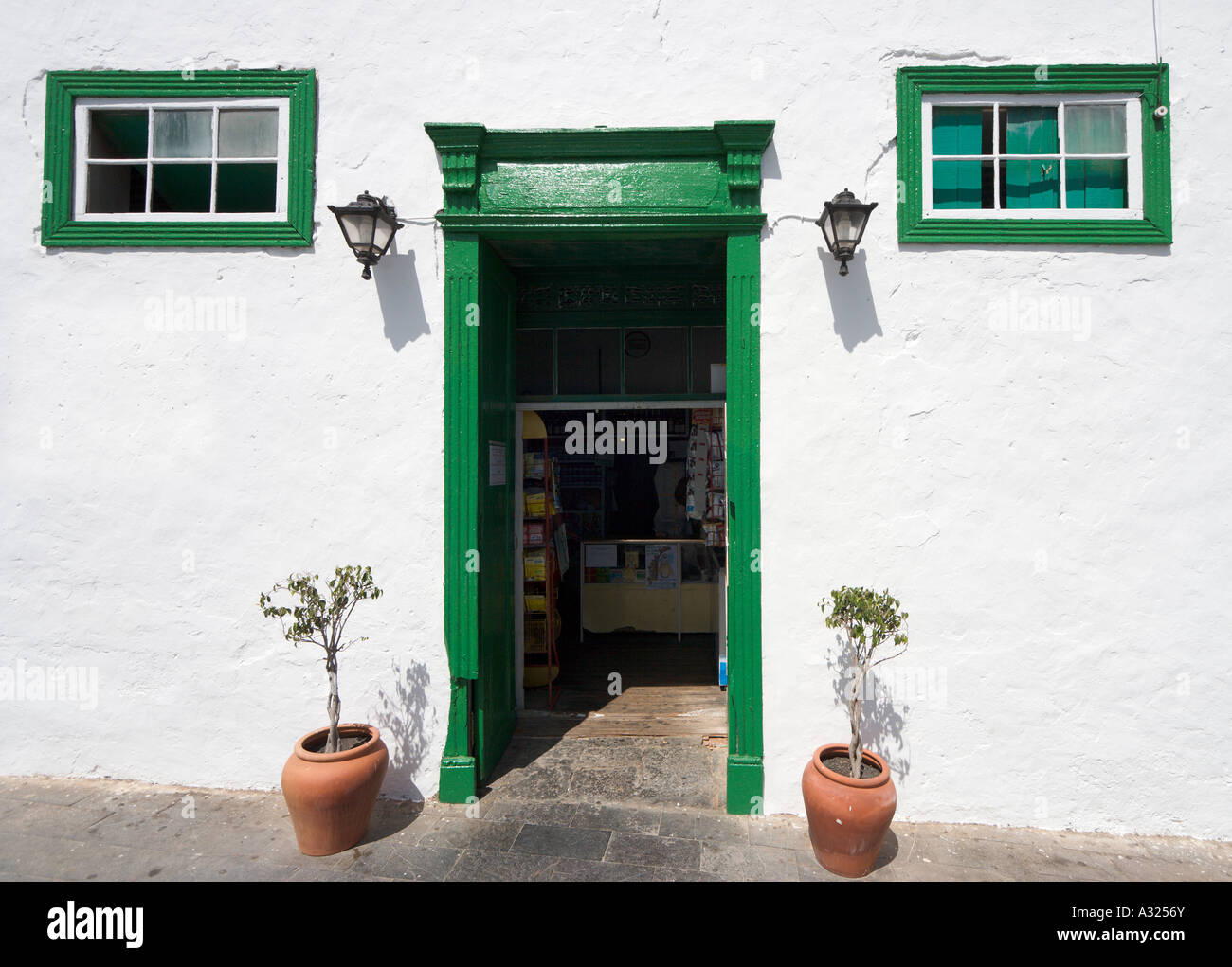 Eingang zu einem örtlichen Geschäft in Teguise, Lanzarote, Kanarische Inseln, Spanien Stockfoto