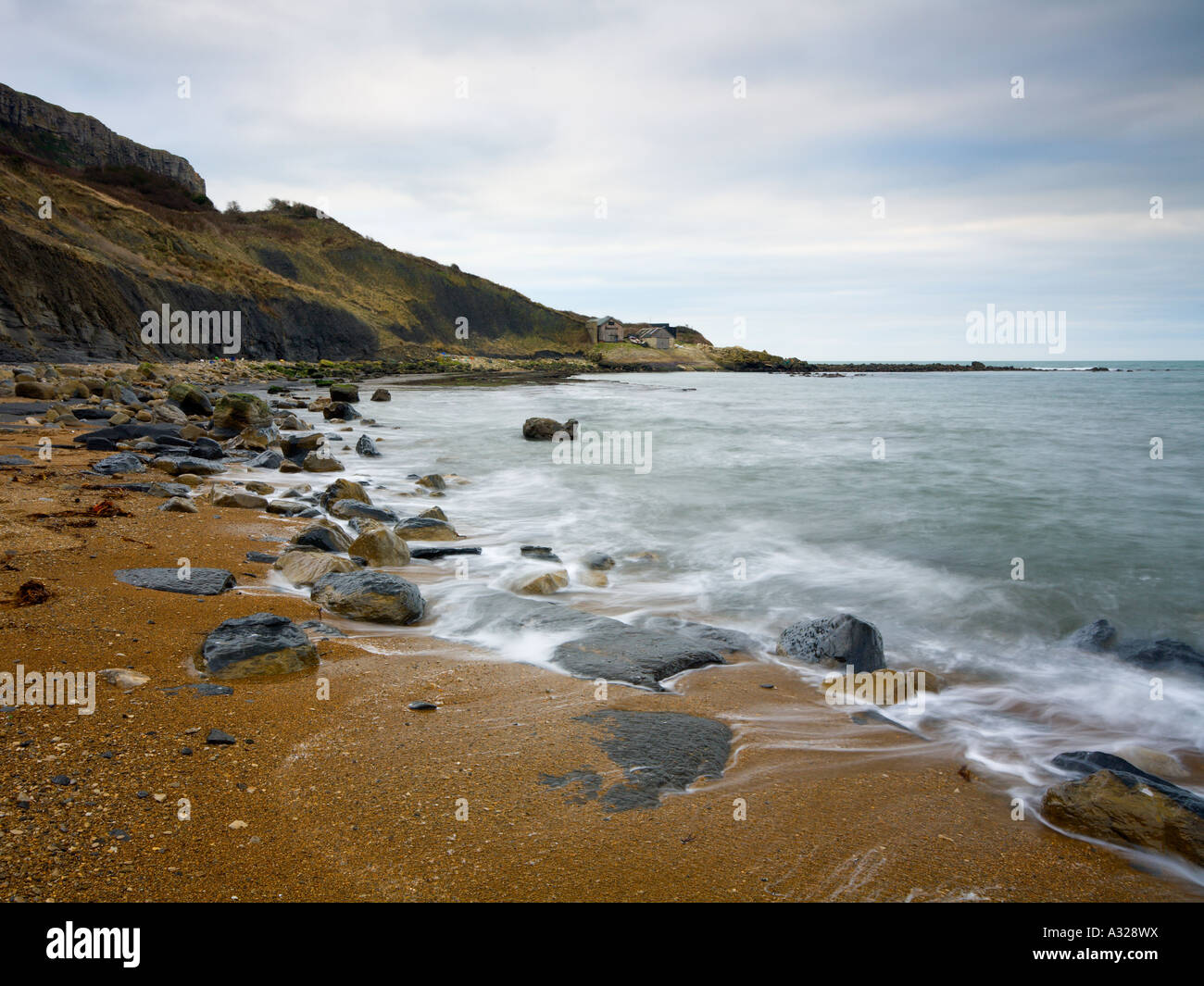 Wellen Waschen über die Felsen an einem stürmischen Nachmittag bei Chapman s Pool Purbeck Dorest UK Stockfoto