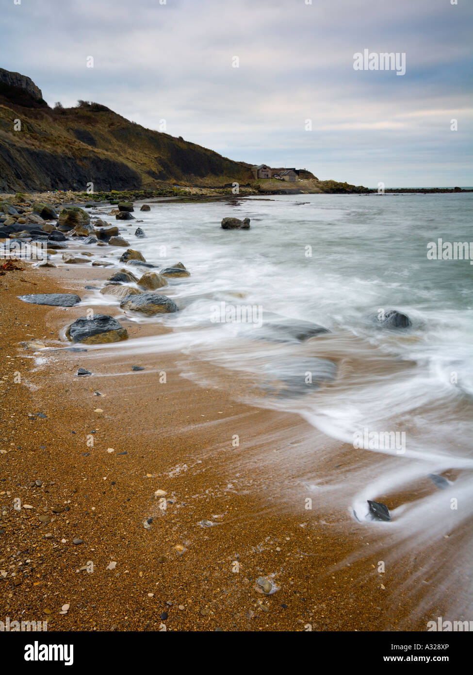 Wellen Waschen über die Felsen an einem stürmischen Nachmittag bei Chapman s Pool Purbeck Dorest UK Stockfoto