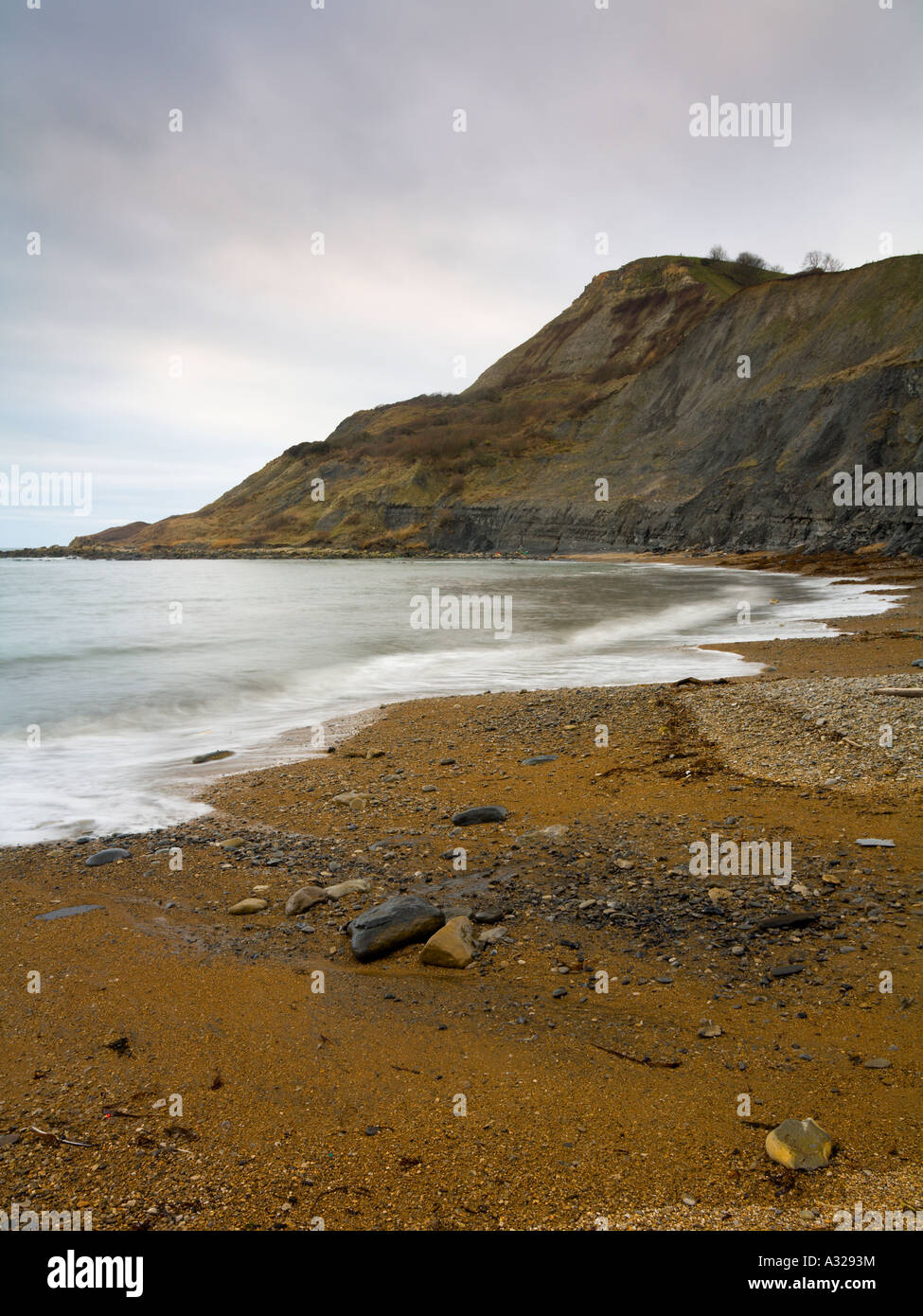 Wellen Waschen über die Felsen an einem stürmischen Nachmittag bei Chapman s Pool Purbeck Dorest UK Stockfoto