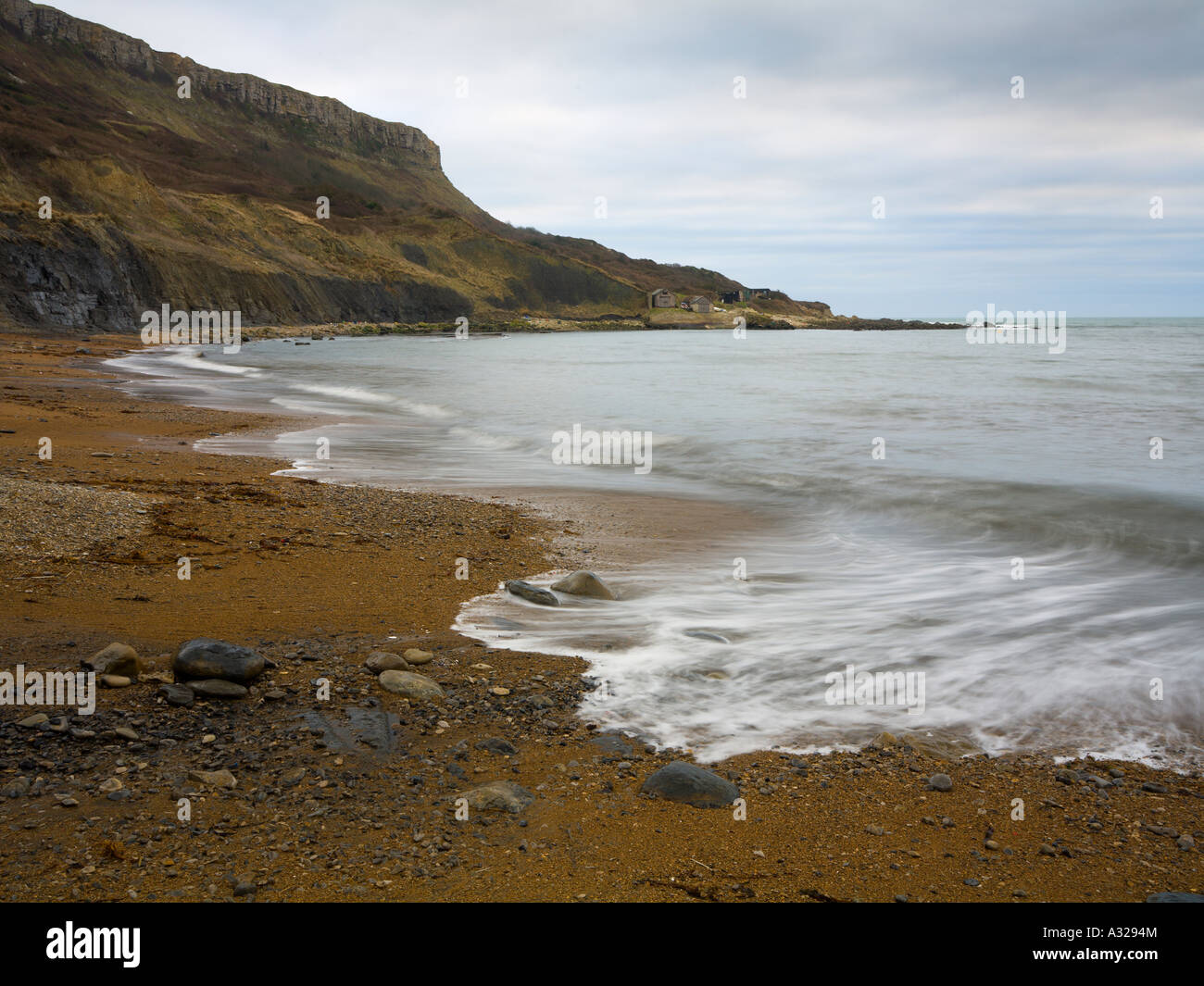 Wellen Waschen über die Felsen an einem stürmischen Nachmittag bei Chapman s Pool Purbeck Dorest UK Stockfoto