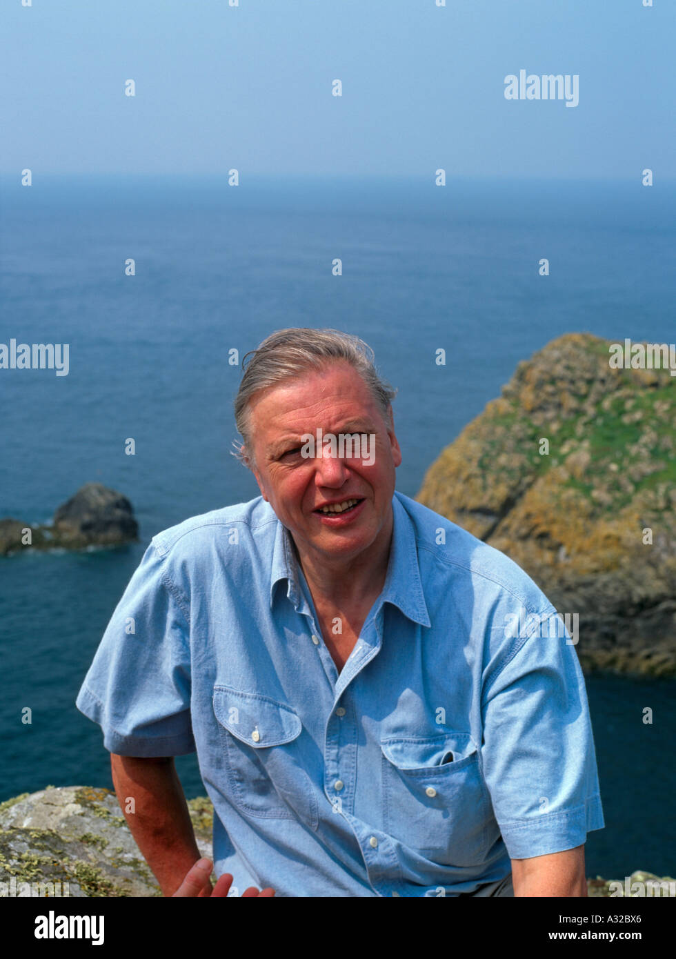 Sir David Attenborough auf Klippen von Skomer Island National Nature Reserve Pemrokeshire Coast National Park Wales UK Stockfoto