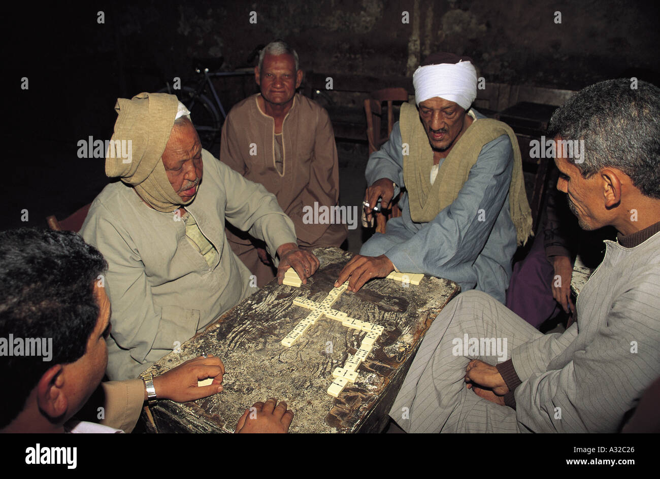 Männer spielen Dominosteine in einem Teehaus in Luxor, Ägypten Stockfoto