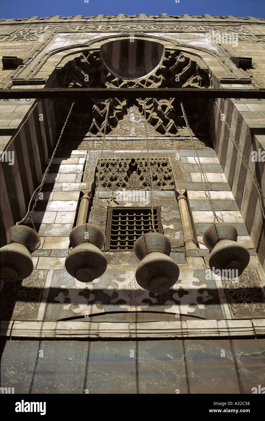 Al Ghouri Moschee Eingang besteht aus einem Tri-Lobed Bogen, der mit sieben Ebenen von Muqarnas, 16. Jahrhundert, Kairo geschmückt ist Stockfoto