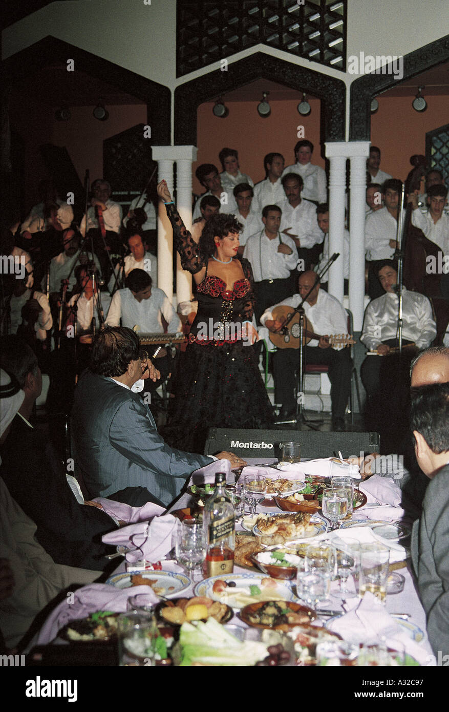 Die Bauchtänzerin Atiyat Abdul Fattah Ibrahim, bekannt als FIFI ABDOU, tritt im Cairo Sheraton Nachtclub der 1990er Jahre auf. Stockfoto