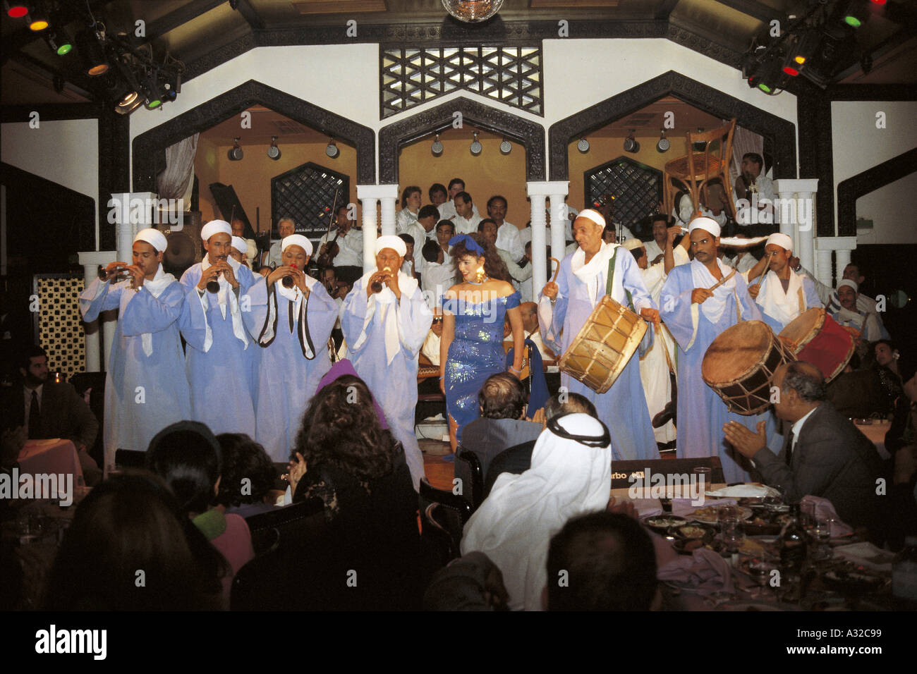 Die Bauchtänzerin Fifi Abdou und Musiker treten im Cairo Sheraton Hotel, Ägypten, auf Stockfoto