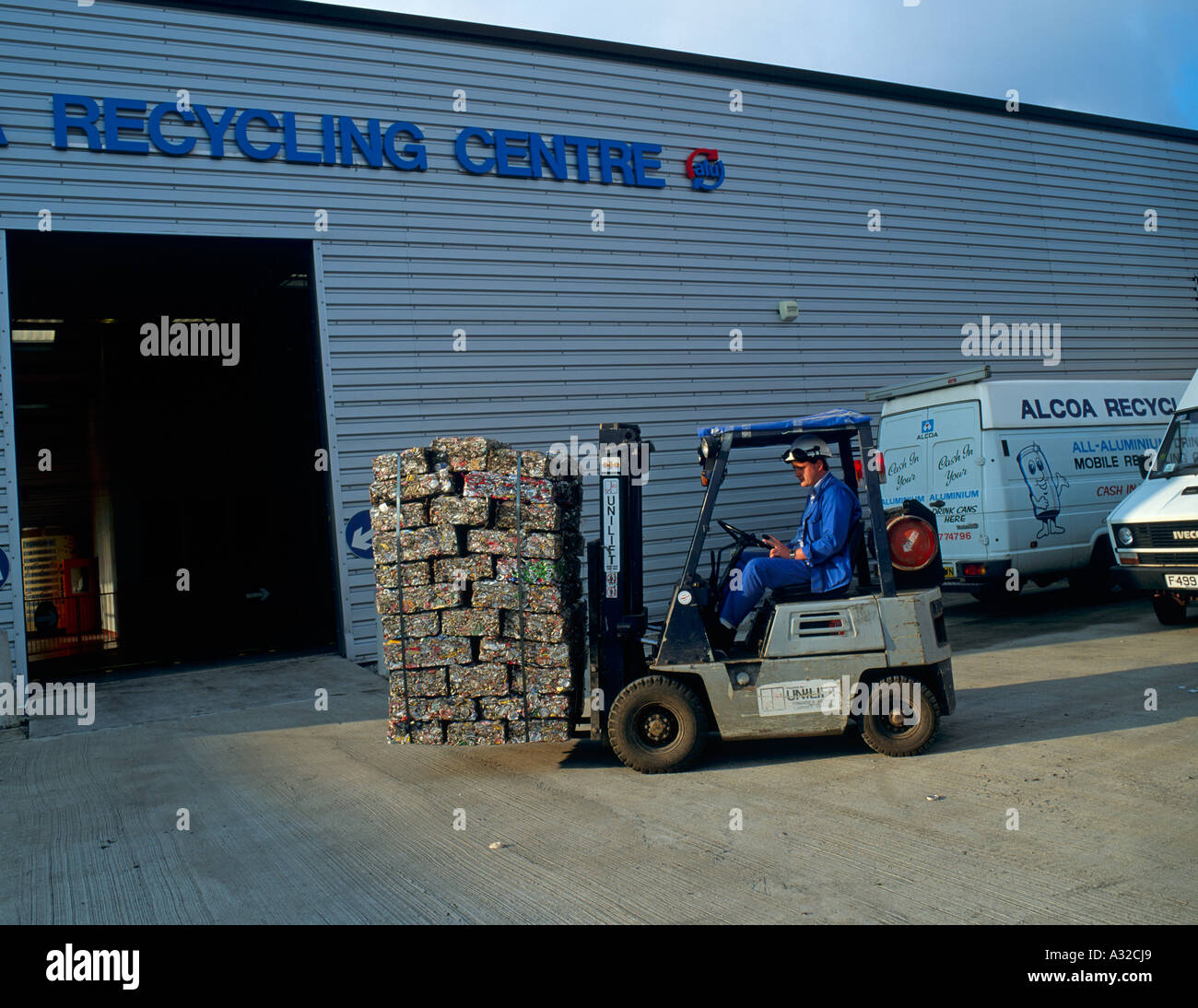 Zerdrückte Dosen ins recycling Zentrum Gewerbegebiet West Glamorgan Wales in Swansea Stockfoto