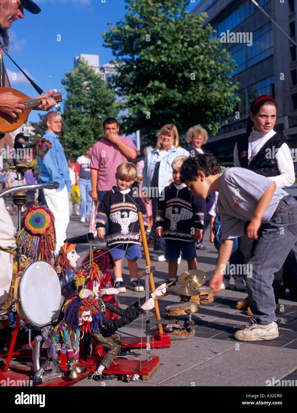 Straße Straßenmusikant namens Jolly Jack spielt Mandoline für Publikum in Oxford Street Swansea West Glamorgan South Wales UK Stockfoto