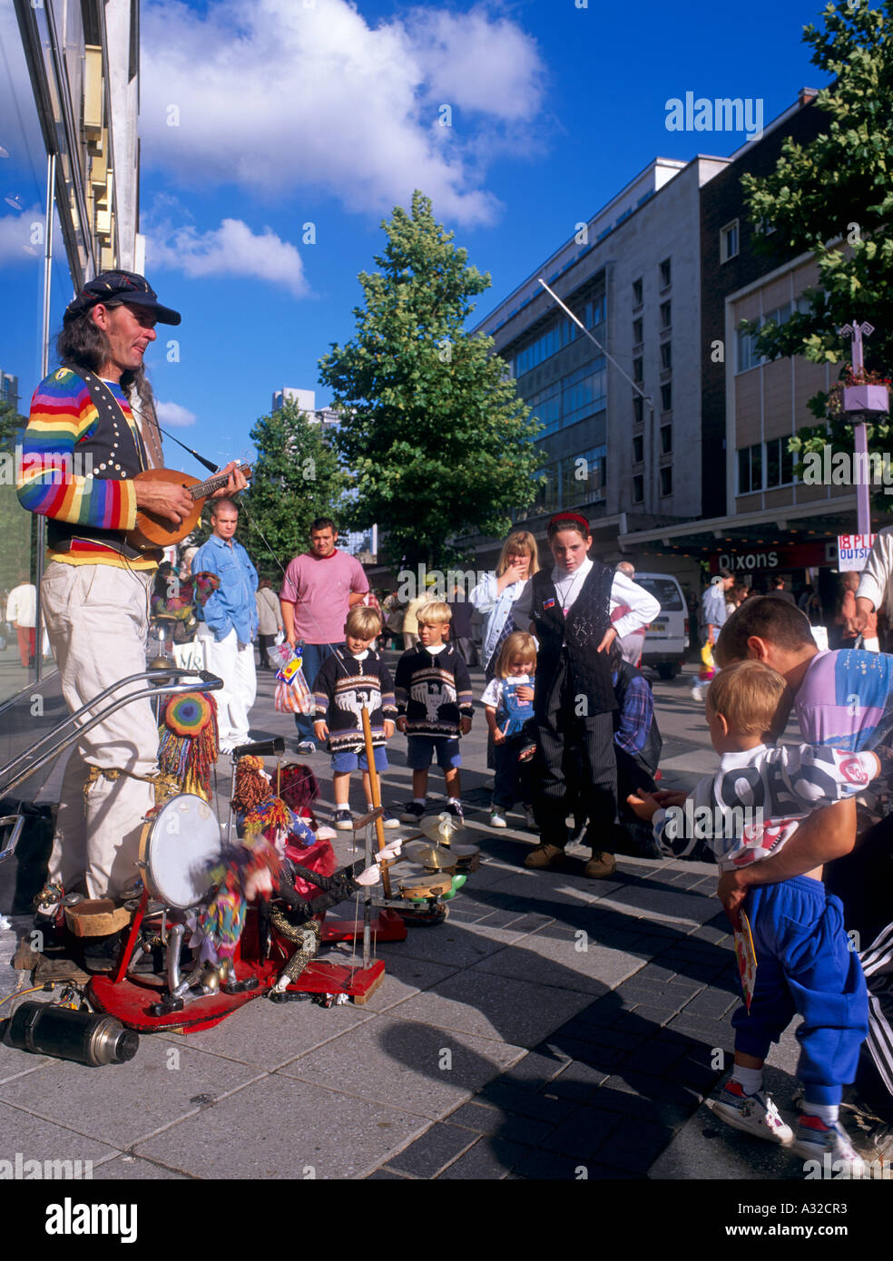 Straße Straßenmusikant namens Jolly Jack spielt Mandoline für Publikum in Oxford Street Swansea West Glamorgan South Wales UK Stockfoto